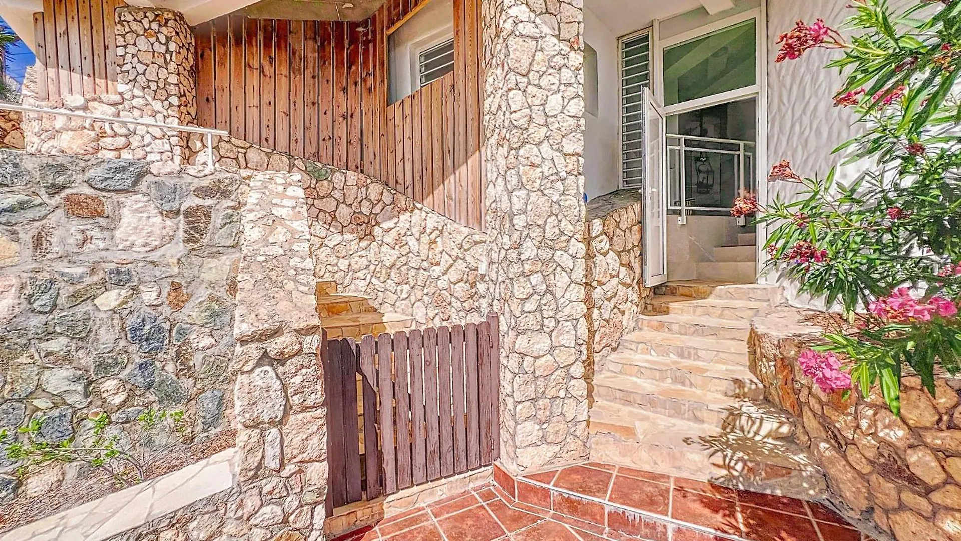 Villa West Indies, Spectacular Sea View, Inside Orient Bay Resort, Private Pool